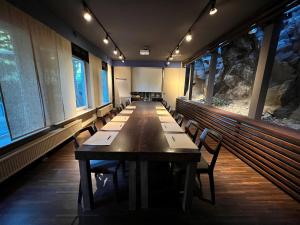 a conference room with a long table and benches at Hotel zur Amtspforte in Stadthagen