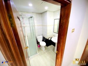 y baño con aseo y lavamanos. en Royal Village Hotel, en Dar es Salaam