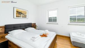 Postel nebo postele na pokoji v ubytování Wonder Home - Apartamenty Halo Karkonosze z ogrodem, sezonowym basenem, placem zabaw i widokiem na Śnieżkę - zlokalizowane blisko Karpacza