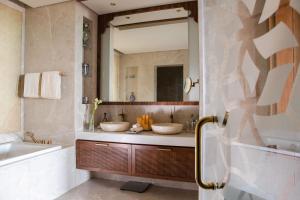 Uma casa de banho em Jumeirah Al Qasr Dubai