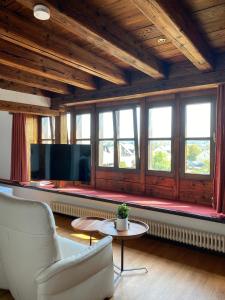 ein Wohnzimmer mit einem Sofa, einem Tisch und Fenstern in der Unterkunft Eurenerstrasse 179 Tourist Apartments in Trier