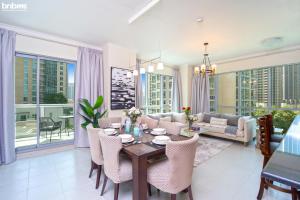 Posezení v ubytování bnbme - Luxury 2BR Near Burj Khalifa Apt Balcony Pool Gym Concierge Near Dubai Mall