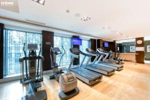 Fitness centrum a/nebo fitness zařízení v ubytování bnbme - Luxury 2BR Near Burj Khalifa Apt Balcony Pool Gym Concierge Near Dubai Mall