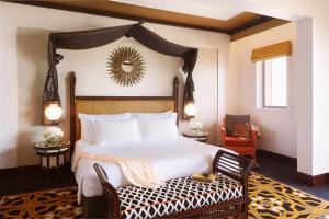 Uma cama ou camas num quarto em Jumeirah Al Qasr Dubai