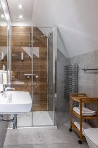 a bathroom with a sink and a shower at Highland Warmia - Gospodarstwo agroturystyczne in Jeziorany
