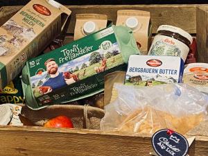 pudełko pełne żywności i innych produktów spożywczych w obiekcie Chalet Zell by Chalet Alp Lux w mieście Zell am See