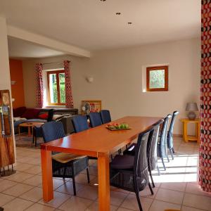 comedor con mesa de madera y sillas en Freundliches Haus mit Pool und großem Garten en Buis-les-Baronnies