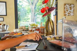 une personne assise à une table avec une assiette de nourriture dans l'établissement Domaine de Biar, à Montpellier