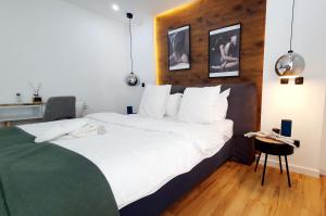a bedroom with a large bed with white sheets at Appart Dolce Vita à Praia in Praia