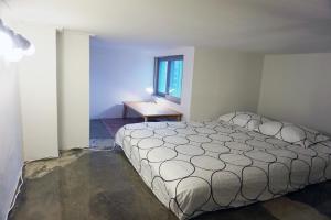 ein Schlafzimmer mit einem Bett und einem Tisch darin in der Unterkunft LikeU Guest house in Seoul