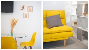 een gele stoel en een tafel in een kamer bij Acogedora casa de invitados con piscina compartida in Toledo