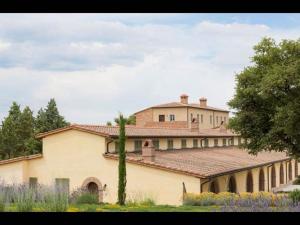 un gran edificio con techo de baldosa en Deluxe Apartment in Villa Salvia - Cignella Resort Tuscany, en Osteria Delle Noci