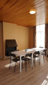eine Gruppe von Tischen und Stühlen in einem Zimmer in der Unterkunft Plantin Apartment in Antwerpen