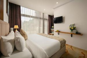 Nesta Hotel Saigon في مدينة هوشي منه: غرفه فندقيه بسرير ونافذه