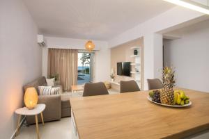 Una sala de estar con una mesa con un bol de fruta. en Sea Homes Villas-Villa Sylvia, en Kiotari 34 fotos más
