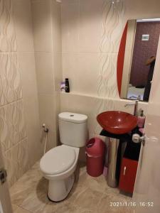 Vannituba majutusasutuses Pakubuwono Terrace Apt,good location