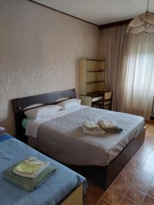 ein Hotelzimmer mit 2 Betten und Handtüchern darauf in der Unterkunft Cà dai nonni sul Lago d Orta in San Maurizio dʼOpaglio