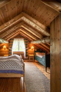 um quarto no sótão com 2 camas e uma janela em Fossane gard em Hjelmeland