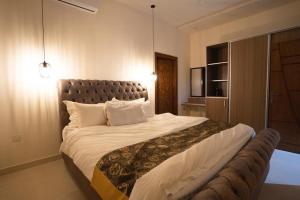 1 dormitorio con 1 cama grande en una habitación en مزرعة وفيلا الريان وادي رم, en Ruʼaysat al Khālidī