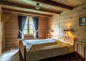 Llit o llits en una habitació de Fossane gard, autentiske gardshus på sauegard