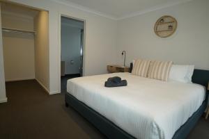 Spacious 3bdrm home next to Captains Cove Resort - Captains Edge客房内的一张或多张床位