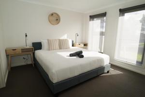 Spacious 3bdrm home next to Captains Cove Resort - Captains Edge客房内的一张或多张床位