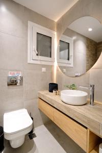 Bagno di Elegant Big Apartment in Athens Center With Balcony