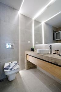 A bathroom at Elegant Big Apartment in Athens Center With Balcony Még 37 kép