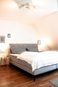 Postel nebo postele na pokoji v ubytování Genuss Cottage - Ferienhaus im Weindorf an der Mosel