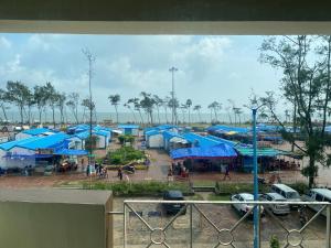 um grupo de tendas azuis num parque de estacionamento em Ditto Room Jairam Golden Beach, New Digha em Digha