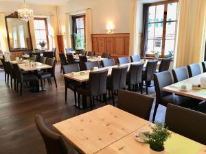 Restaurace v ubytování Hotel Weisses Kreuz Bergün + 37 fotografií