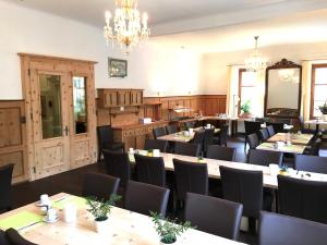Restoran või mõni muu söögikoht majutusasutuses Hotel Weisses Kreuz Bergün