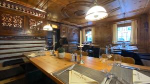 Restoran või mõni muu söögikoht majutusasutuses Hotel Weisses Kreuz Bergün
