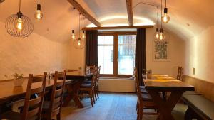 Restoran või mõni muu söögikoht majutusasutuses Hotel Weisses Kreuz Bergün