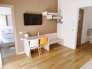 Televízia a/alebo spoločenská miestnosť v ubytovaní Alcamo Rooms con garage privato
