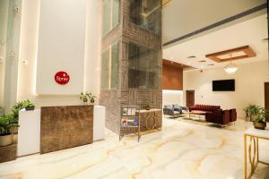 a lobby with a marble floor and a large wall at Spree Hotel Aurangabad in Aurangabad