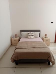 um quarto com uma cama com uma almofada em Tricia's PLACE - One family at a time em Accra