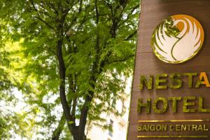 Et logo, certifikat, skilt eller en pris der bliver vist frem på Nesta Hotel Saigon + 89 billeder