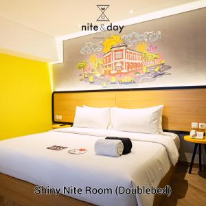 Postel nebo postele na pokoji v ubytování Nite & Day Semarang - Candi