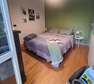 um quarto com uma cama e piso em madeira em Rebel House Alba em Alba