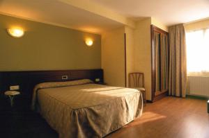 une chambre d'hôtel avec un lit et une fenêtre dans l'établissement Hotel Villa De Nava, à Nava