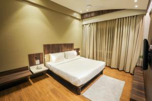 Postel nebo postele na pokoji v ubytování Spree Hotel Aurangabad