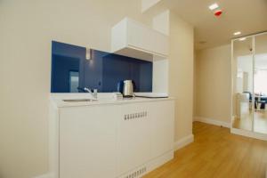 巴统Special Sea View Aparthotel In Orbi City的带水槽和柜台的白色厨房 更多25张照片