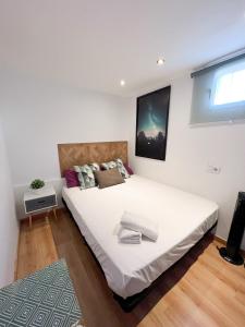 1 dormitorio con 1 cama blanca grande en una habitación en La Residencia de Espiritu Santo, en Madrid