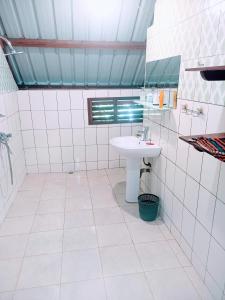 uma casa de banho com um lavatório e um espelho em Hotel restaurant Foulpointe Loisir em Foulpointe