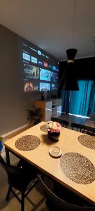 TV tai viihdekeskus majoituspaikassa Nowoczesny apartament z widokiem na park