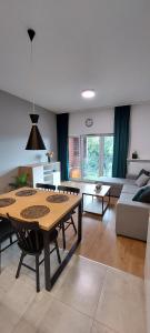 Χώρος καθιστικού στο Nowoczesny apartament z widokiem na park
