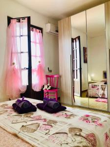 um quarto com uma cama e um espelho grande em Villa Ro em Porto Columbu - Perdʼe Sali
