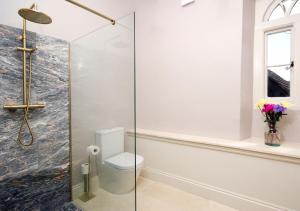 Bilik mandi di Upside Lodge - Beautiful cottage sleeps 6 near Bath Frome