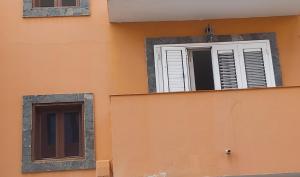 una ventana en el lateral de un edificio en LA CASITA VECINDARIO, en Vecindario